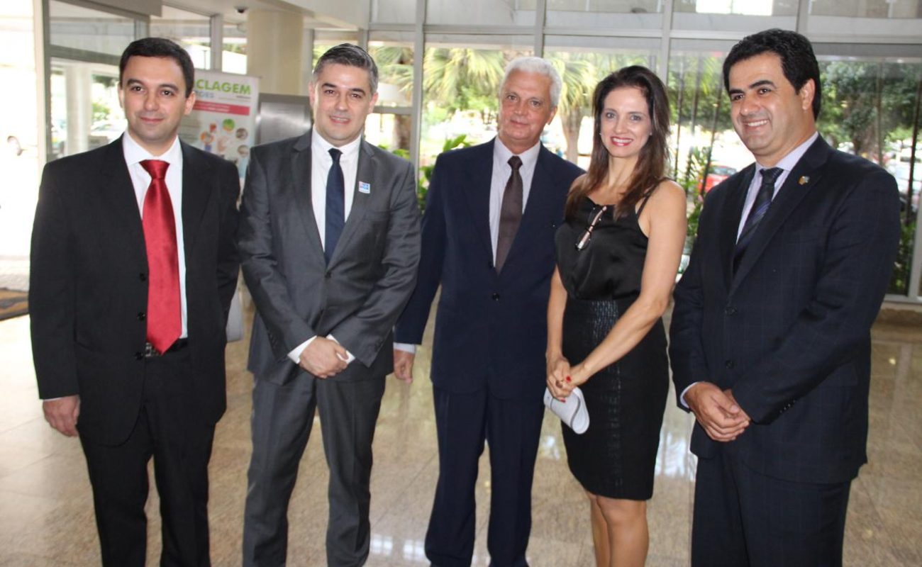 esquerda para direita: Dr Aníbal de Mello Nogueira, Dr Fábio André Franke, Afonso Haas, ao centro, Irani Francischeto, Marco Aurélio Ferreira.